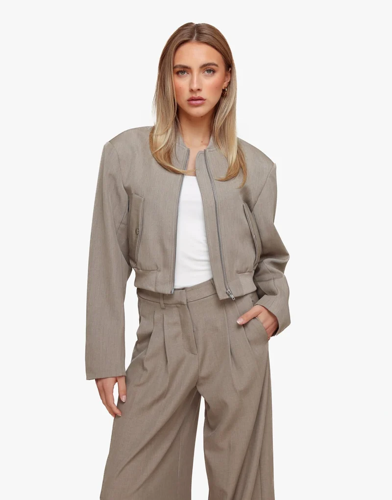 Taupe Schouderpads Cropped Model - Jasje